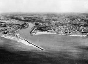 Ref No: EL005 Titel: East London - Late 1940's width=230